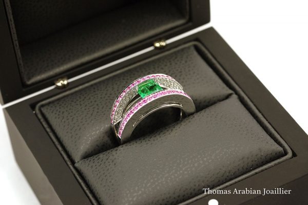 Bague Emeraude, Saphirs roses et Diamants