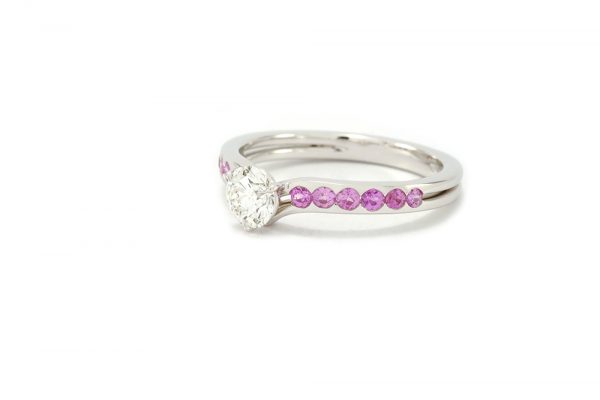 Bague Solitaire Burdigala - Diamant, Saphirs Roses et Or gris 2