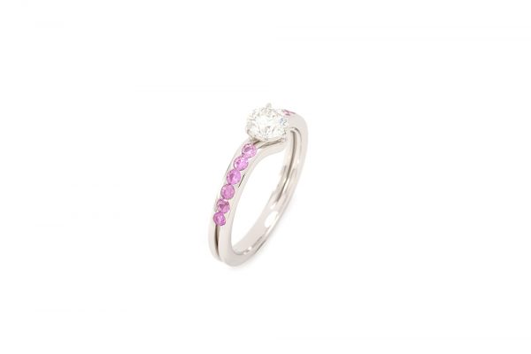 Bague Solitaire Burdigala - Diamant, Saphirs Roses et Or gris 3