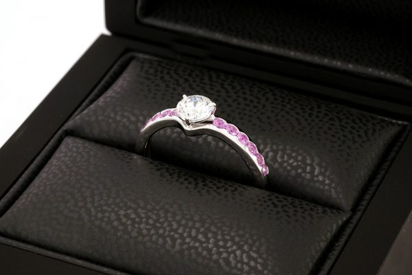 Bague Solitaire Burdigala - Diamant, Saphirs Roses et Or gris 4