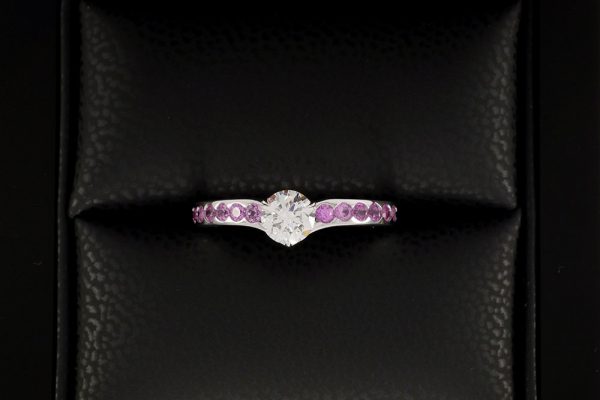 Bague Solitaire Burdigala - Diamant, Saphirs Roses et Or gris