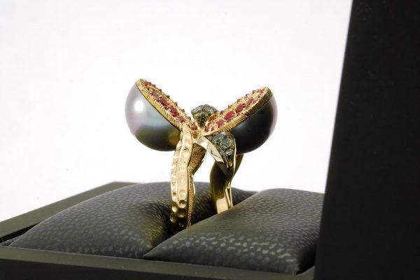 Bague Dionéas - Saphirs, Rubis et Perle de Tahiti - Or blanc et jaune 8