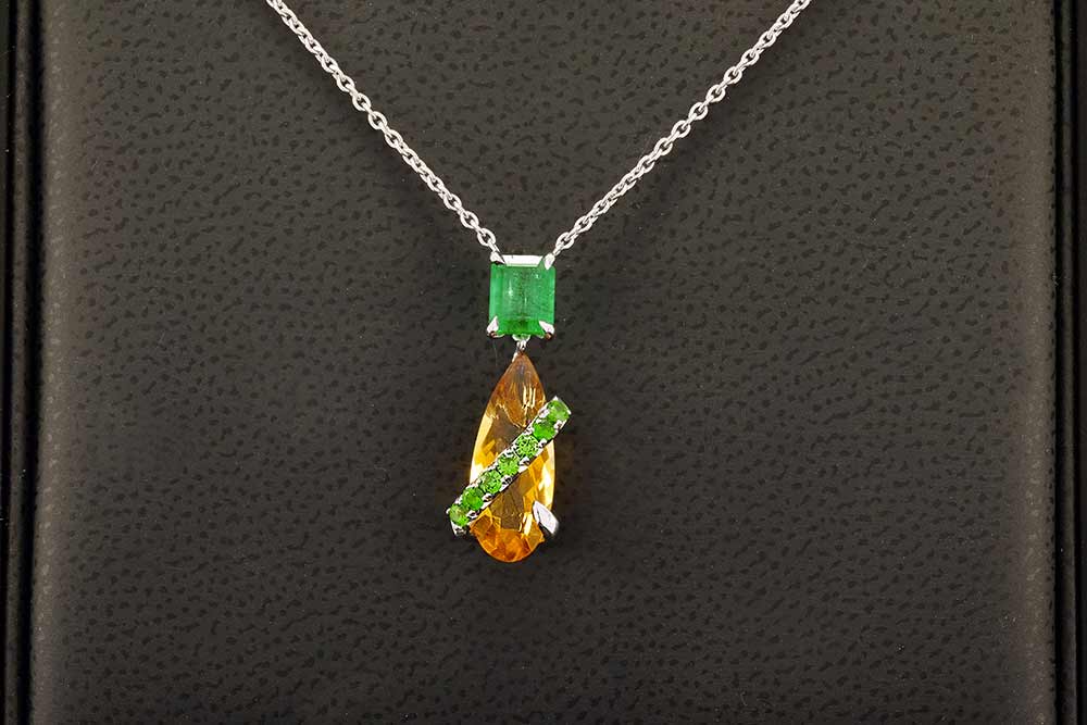 Pendentif Saveur Exotique - Or blanc, Emeraude et Grenats 5