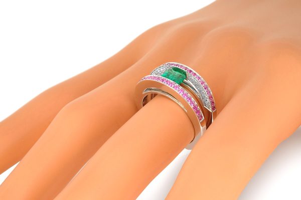 or blanc, emeraude, saphirs rose et diamants