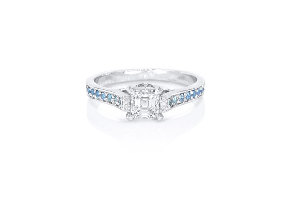 solitaire destin, en or blanc 18k, serti de saphirs et d'un diamant 5