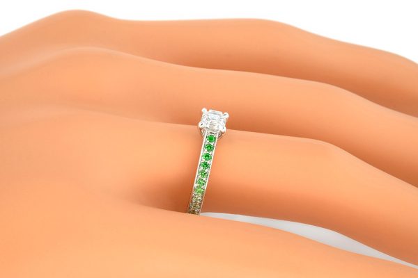 Solitaire en or blanc 18k, diamant et tsavorites 7
