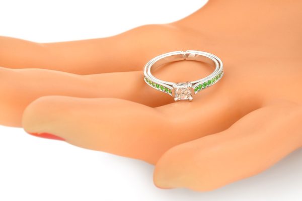 Solitaire en or blanc 18k, diamant et tsavorites 6