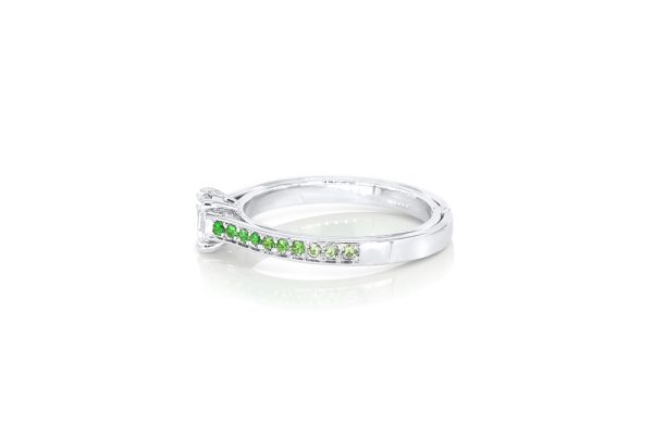 Solitaire en or blanc 18k, diamant et tsavorites 4