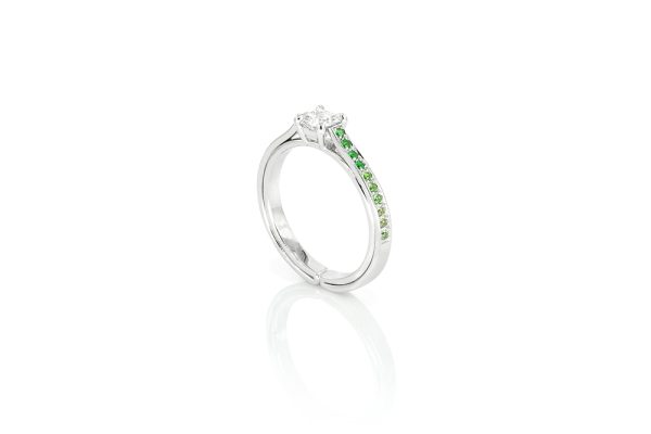 Solitaire en or blanc 18k, diamant et tsavorites 2