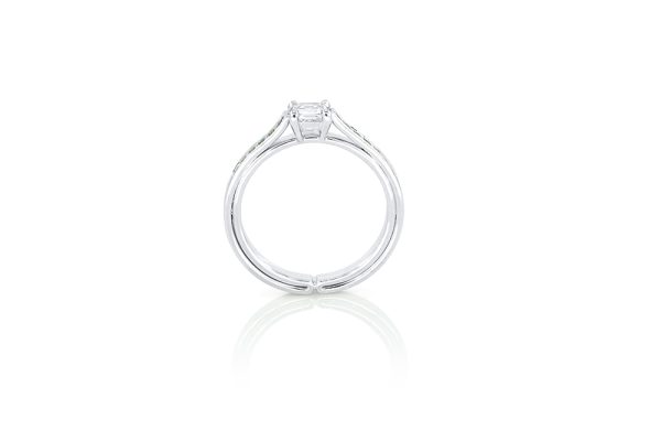 Solitaire en or blanc 18k, diamant et tsavorites 1