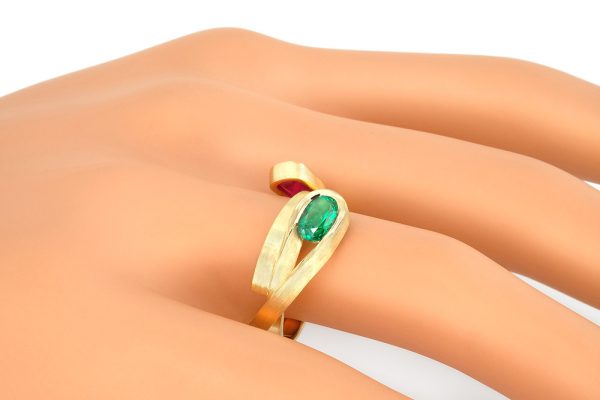 Or jaune 18K, ruban, rubis et émeraude 1
