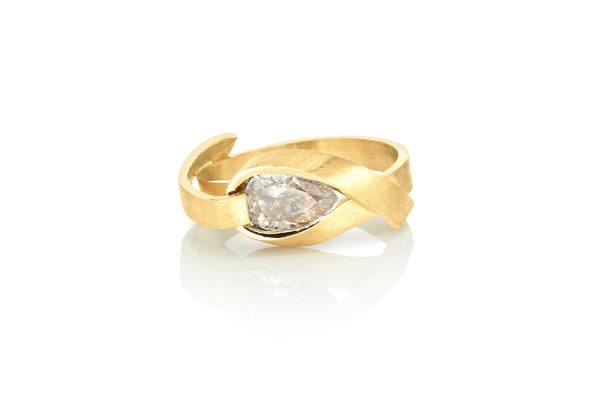 Or jaune 18K, ruban, diamant poire 8