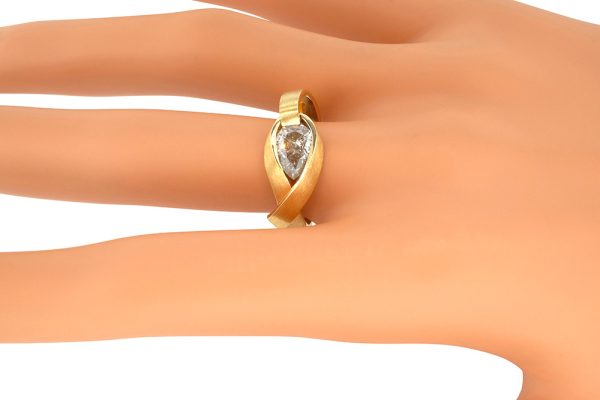 Or jaune 18K, ruban, diamant poire 2