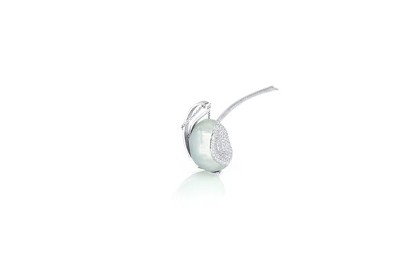 pendentif or blanc, perle baroque silver blue et diamants 1